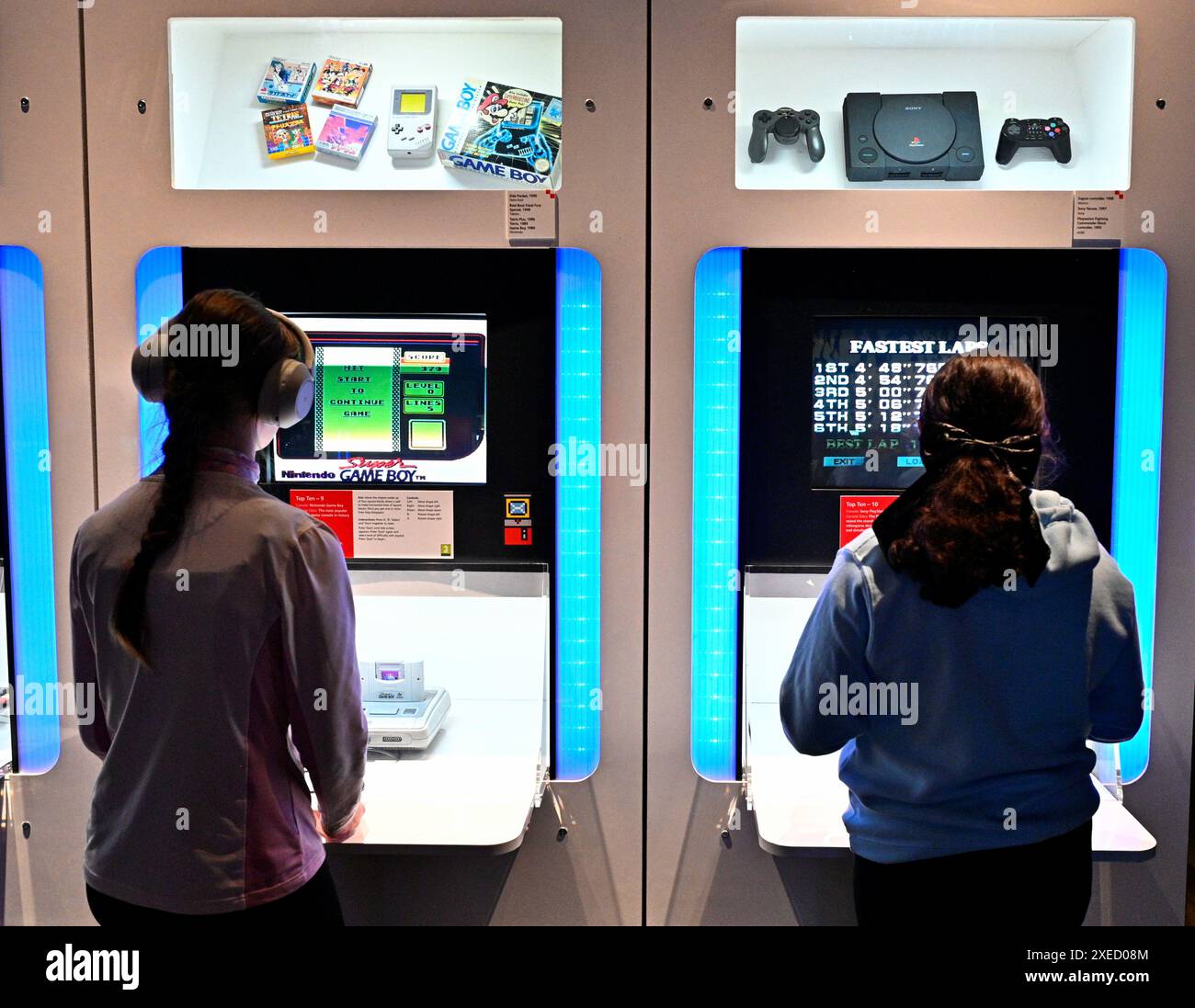 Edimburgo, Scozia, Regno Unito. 27 giugno 2024. Game On Exhibition è la più grande mostra interattiva al mondo sulla cultura e la storia dei videogiochi, che copre più di 50 anni di sviluppo di giochi. Con oltre 100 giochi giocabili, dai nostalgici arcade degli anni '80 e i favoriti della famiglia come Mario e Minecraft, alle uscite indipendenti che mettono in risalto il ruolo della Scozia come pioniere e leader mondiale nello sviluppo di giochi. Dal 29 giugno al 3 novembre al Museo Nazionale di Scozia. Crediti: Craig Brown/Alamy Live News Foto Stock