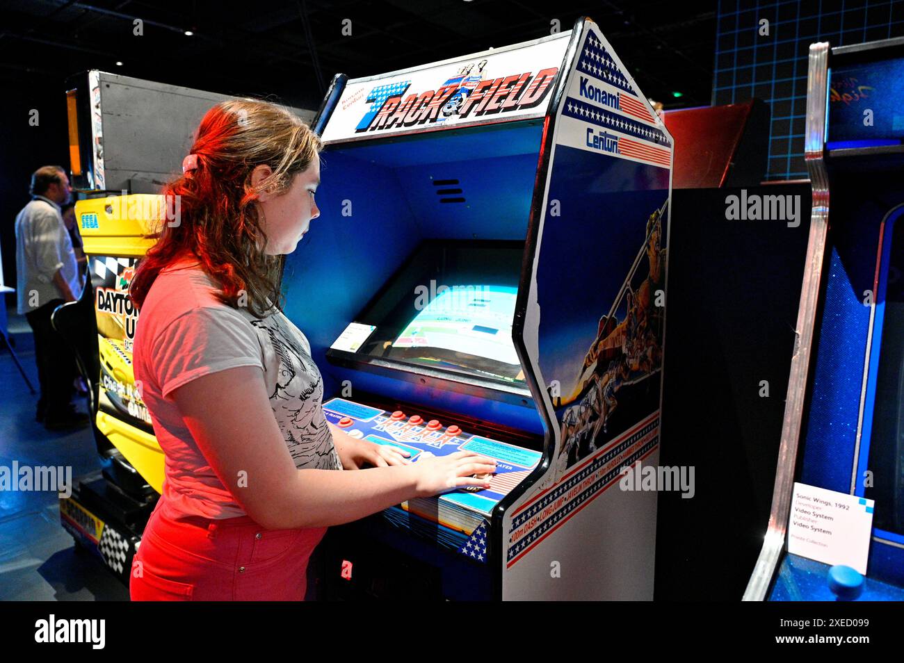 Edimburgo, Scozia, Regno Unito. 27 giugno 2024. Game On Exhibition è la più grande mostra interattiva al mondo sulla cultura e la storia dei videogiochi, che copre più di 50 anni di sviluppo di giochi. Con oltre 100 giochi giocabili, dai nostalgici arcade degli anni '80 e i favoriti della famiglia come Mario e Minecraft, alle uscite indipendenti che mettono in risalto il ruolo della Scozia come pioniere e leader mondiale nello sviluppo di giochi. Dal 29 giugno al 3 novembre al Museo Nazionale di Scozia. Crediti: Craig Brown/Alamy Live News Foto Stock