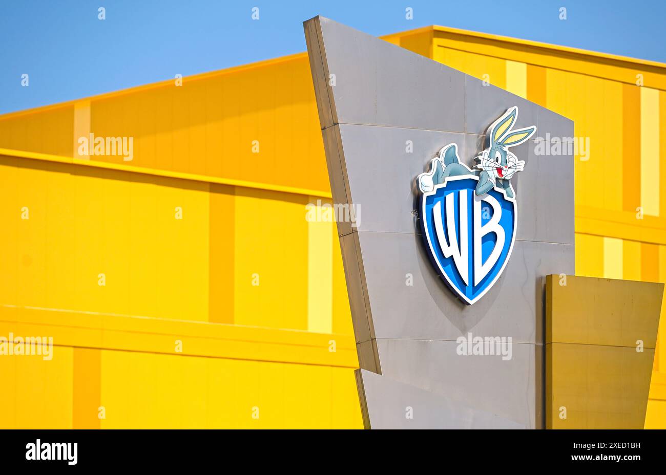 ABU DHABI - Mar 29: Logotipo della Warner Bros di fronte all'ingresso del parco a tema WB World ad Abu Dhabi il 29 marzo. 2024 negli Emirati Arabi Uniti. Foto Stock