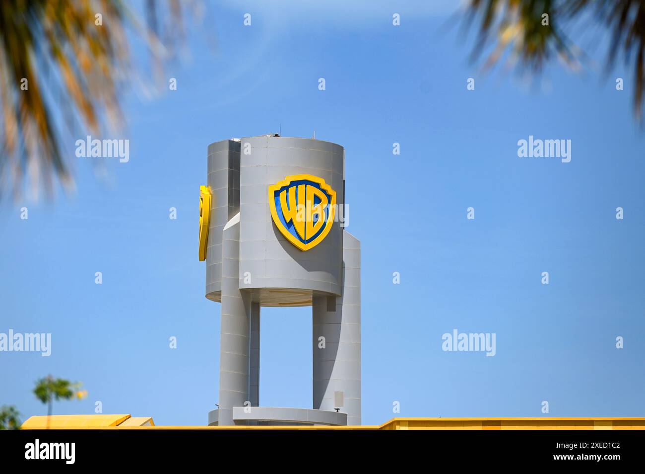 ABU DHABI - Mar 29: Logotipo della Warner Bros di fronte all'ingresso del parco a tema WB World ad Abu Dhabi il 29 marzo. 2024 negli Emirati Arabi Uniti. Foto Stock