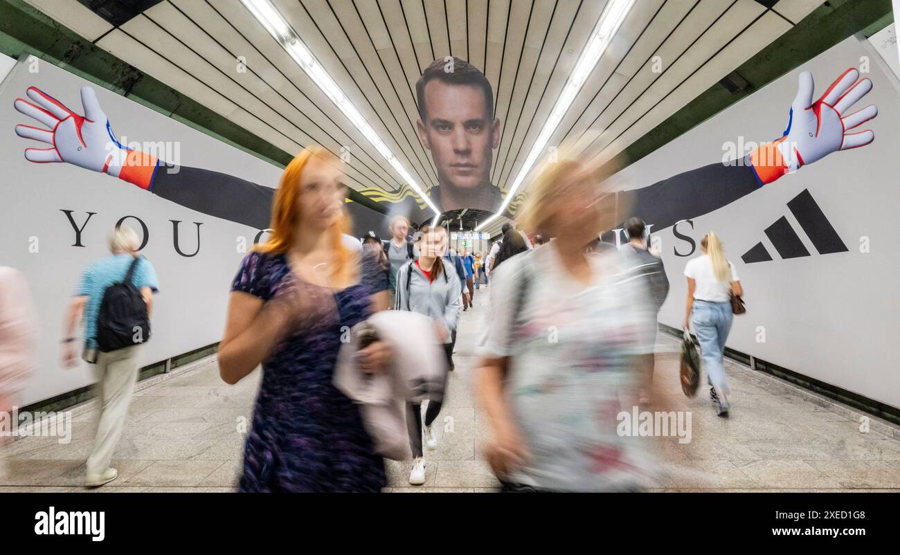 Monaco, Germania. 27 giugno 2024. Un produttore di abbigliamento sportivo ha piazzato una foto oversize del portiere tedesco Manuel Neuer nel tunnel di passaggio a Odeonsplatz. L'immagine è costruita in modo da essere visualizzata correttamente in prospettiva quando si entra nel tunnel. Crediti: Peter Kneffel/dpa/Alamy Live News Foto Stock