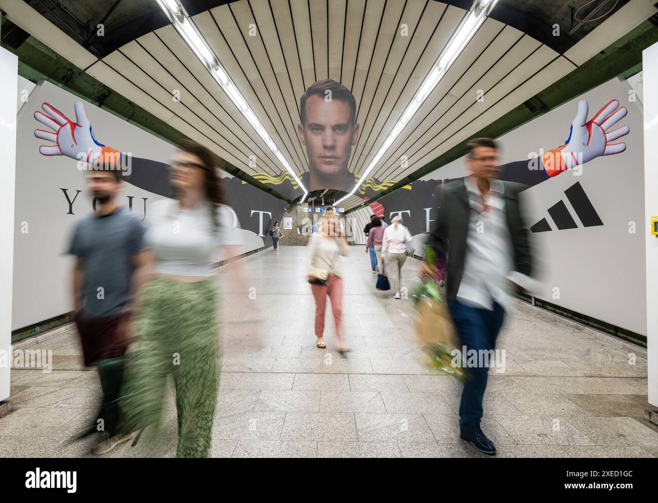 Monaco, Germania. 27 giugno 2024. Un produttore di abbigliamento sportivo ha piazzato una foto oversize del portiere tedesco Manuel Neuer nel tunnel di passaggio a Odeonsplatz. L'immagine è costruita in modo da essere visualizzata correttamente in prospettiva quando si entra nel tunnel. Crediti: Peter Kneffel/dpa/Alamy Live News Foto Stock