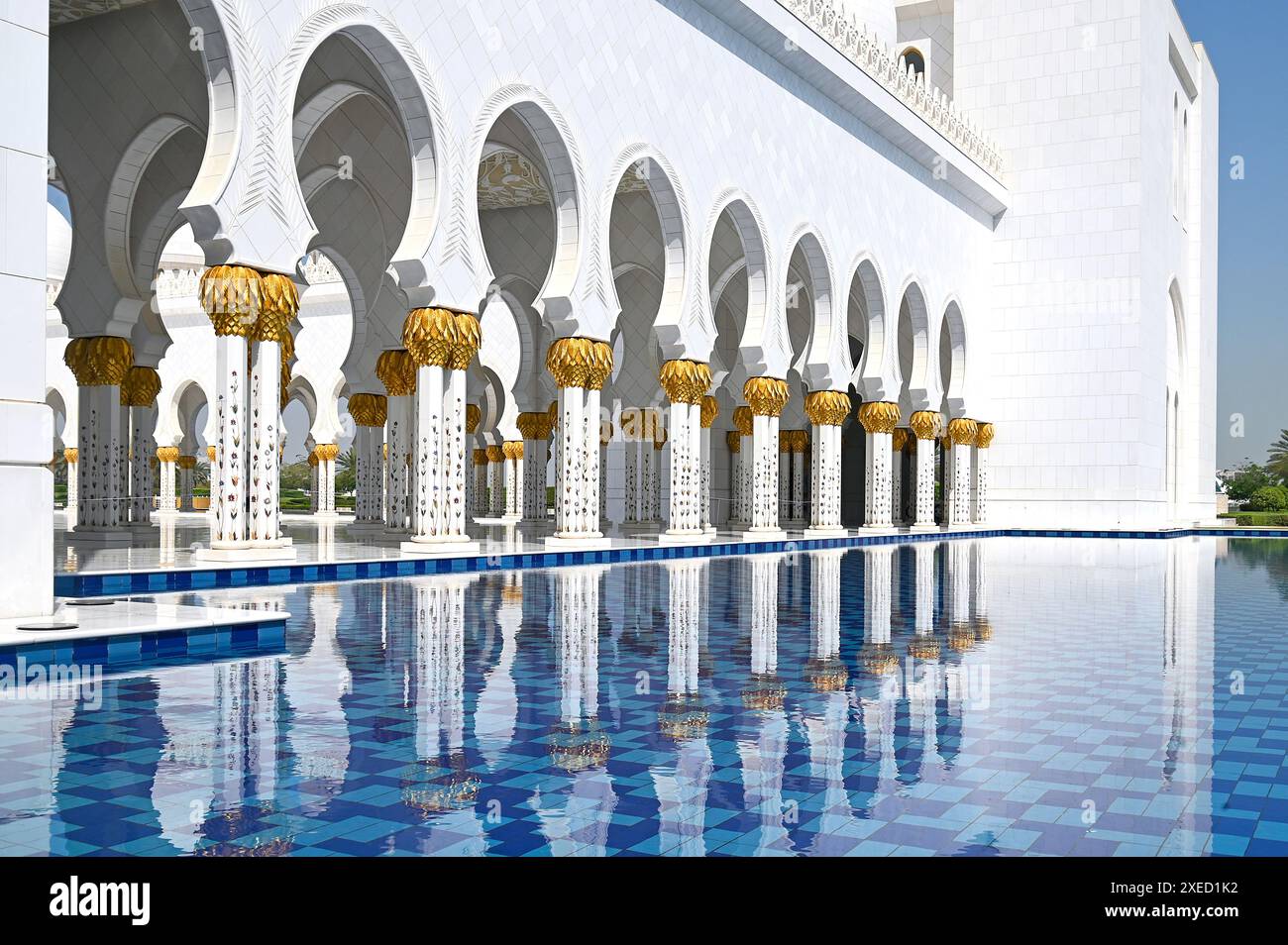 Dettagli della grande Moschea dello Sceicco Zayed. Specchio d'acqua e colonne. Foto Stock