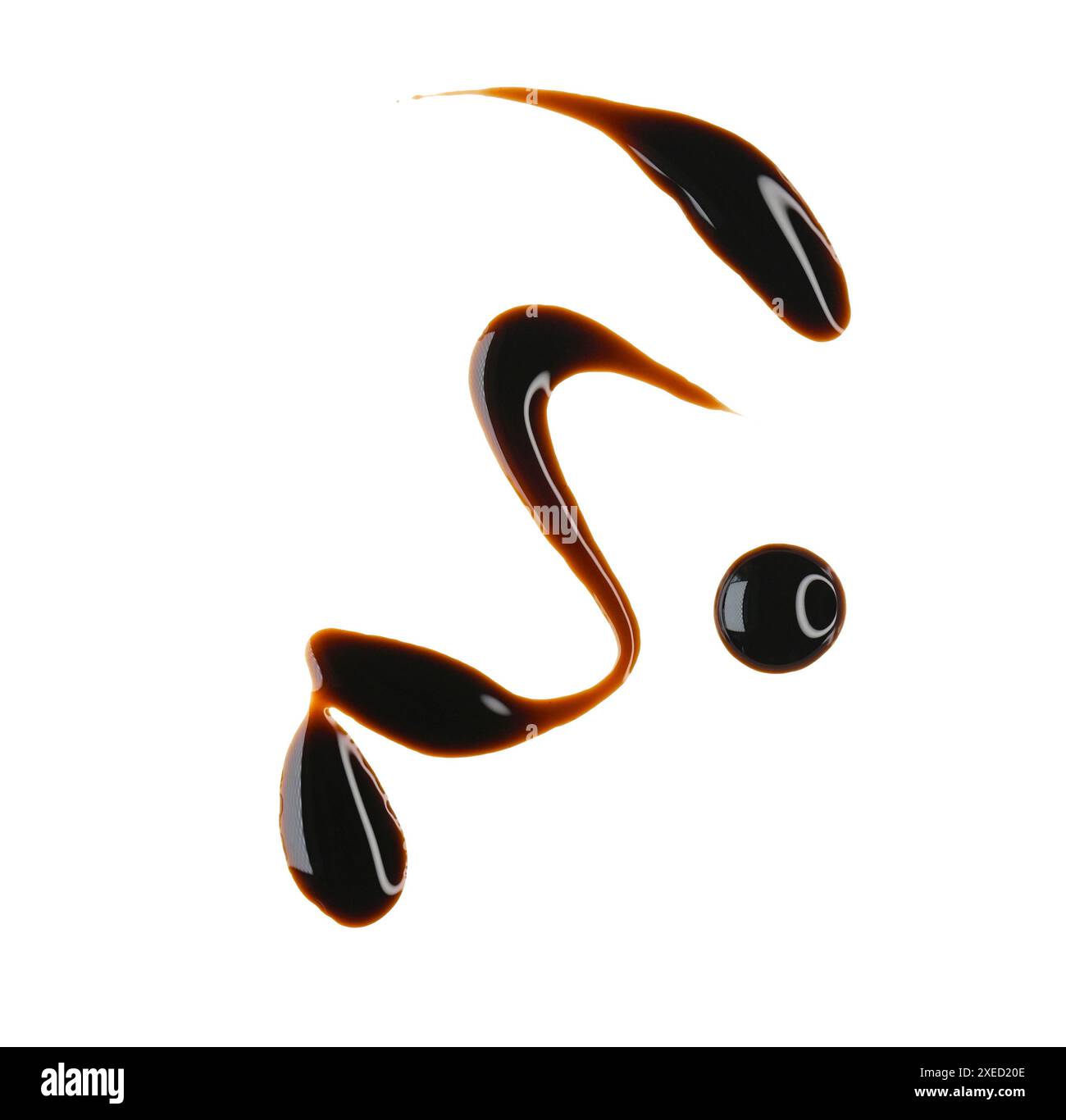 Elegante linea di salsa liquida marrone con goccia isolata sul bianco, vista dall'alto, percorso di ritaglio Foto Stock