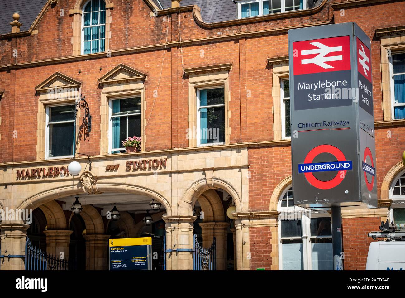 LONDRA - 26 GIUGNO 2024: Stazione ferroviaria di Marylebone, un capolinea ferroviario centrale di Londra che collega la National Rail Network e la metropolitana di Londra Foto Stock