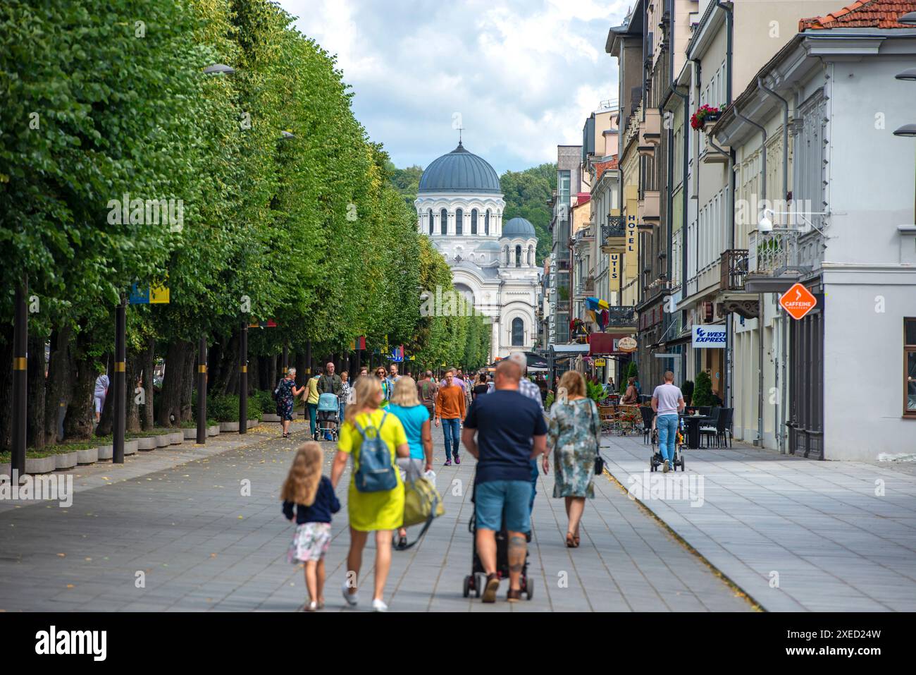 KAUNAS - JUL 08: Strada principale di Kaunas con pedoni - Laisves Aleja o Liberty Boulevard il 08,2023 luglio in Lituania Foto Stock