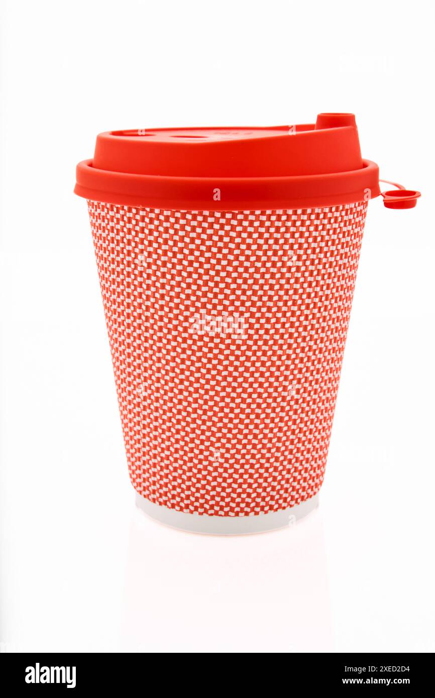 La tazza di caffè in cartone rosa con coperchio in plastica rosso su sfondo bianco lucido, l'iscrizione sul coperchio è molto calda Foto Stock La tazza di caffè in cartone rosa con coperchio in plastica rosso su sfondo bianco lucido, l'iscrizione sul coperchio è molto calda Foto Stock