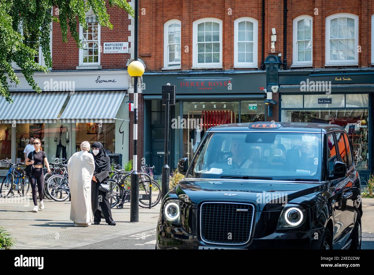 LONDRA - 26 GIUGNO 2024: La scena dello shopping di Marylebone High Street. Area esclusiva e destinazione distintiva della W1 Central London Foto Stock