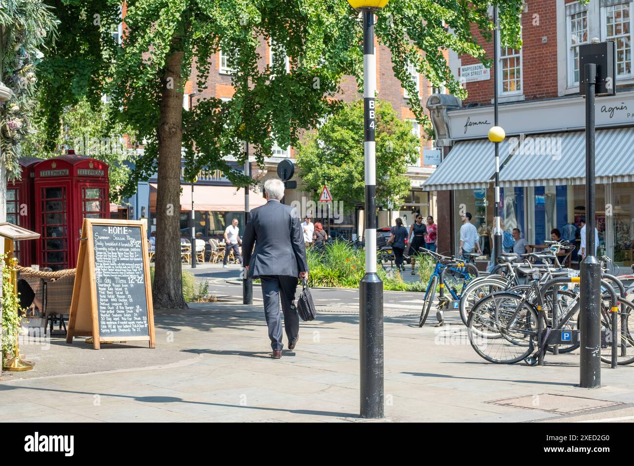 LONDRA - 26 GIUGNO 2024: La scena dello shopping di Marylebone High Street. Area esclusiva e destinazione distintiva della W1 Central London Foto Stock