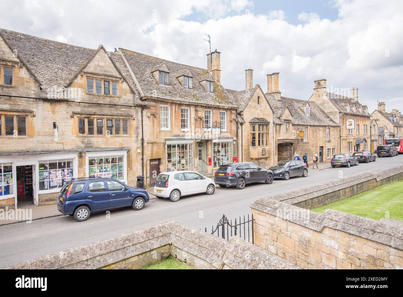 Chipping Campden, un'affascinante e storica cittadina nel cuore delle Cotswolds, ha una High St curvilinea e varie proprietà che hanno. tonalità dorate cremose. Foto Stock