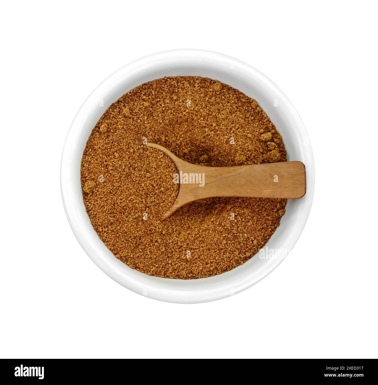 Zucchero di palma di cocco in una ciotola isolata su bianco. Vista dall'alto. Zucchero di palma di cocco marrone. Foto Stock