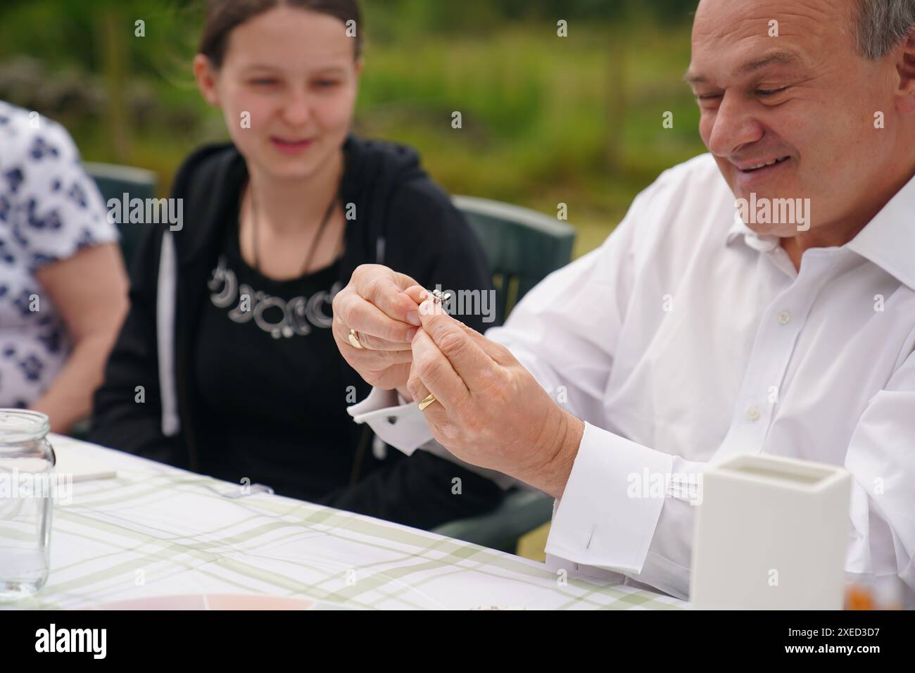 Il leader liberale democratico Sir ed Davey dipinge ceramiche durante una visita a vale House, Marple Bridge a Greater Manchester, mentre si trova sulle tracce della campagna elettorale generale. Data foto: Giovedì 27 giugno 2024. Foto Stock