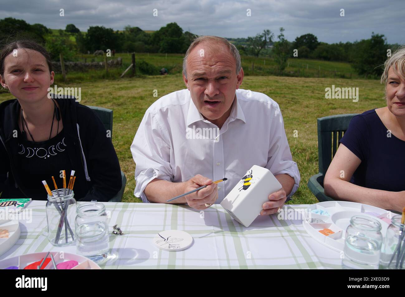 Il leader liberale democratico Sir ed Davey dipinge ceramiche durante una visita a vale House, Marple Bridge a Greater Manchester, mentre si trova sulle tracce della campagna elettorale generale. Data foto: Giovedì 27 giugno 2024. Foto Stock