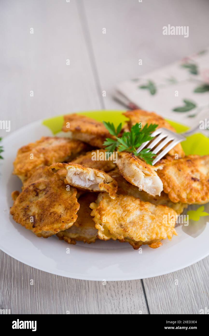 filetto di pesce dorato croccante fritto in pastella . Foto Stock