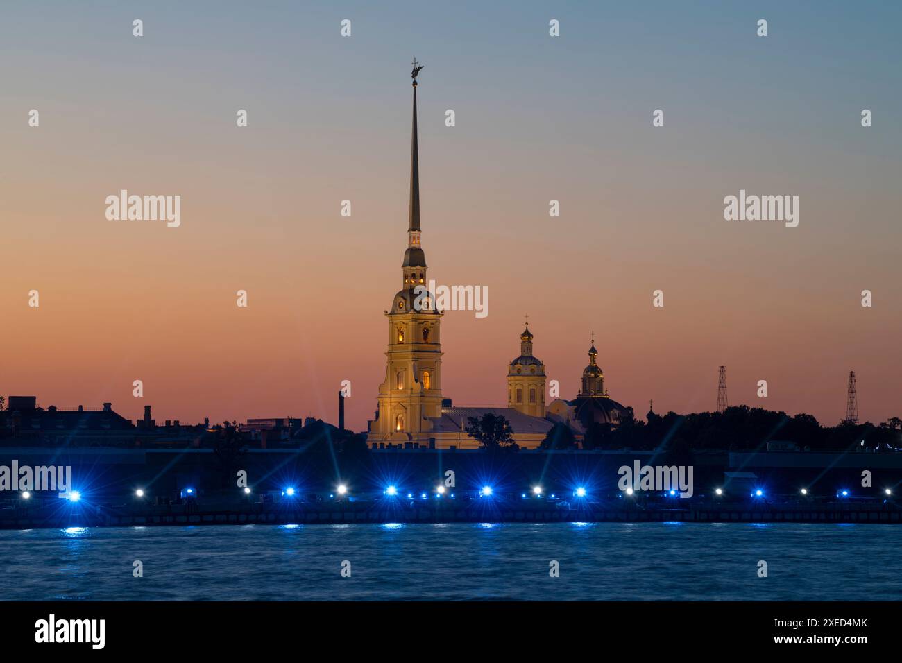 Pietro e Paolo nell'illuminazione notturna di giugno. San Pietroburgo, Russia Foto Stock