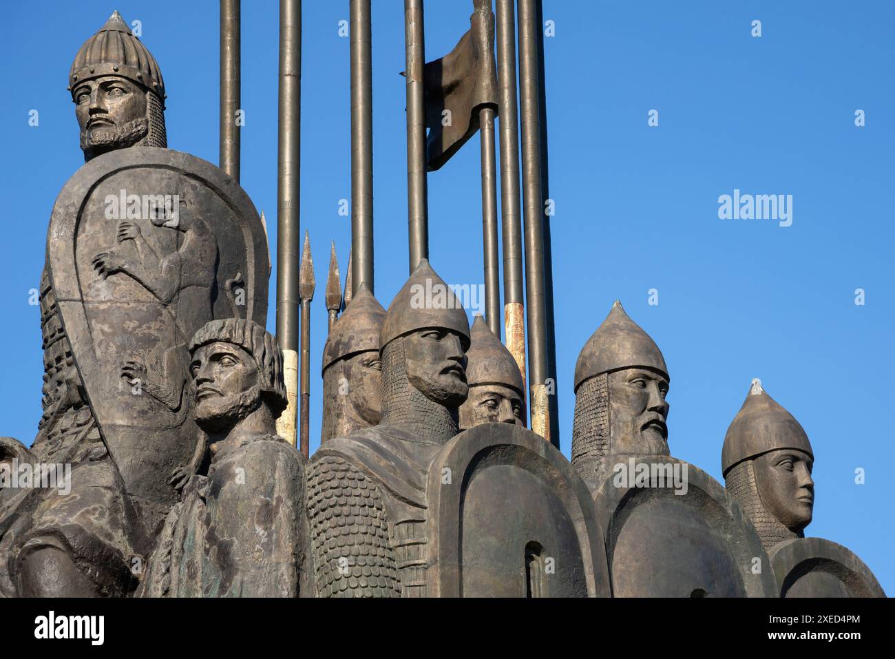 PSKOV, RUSSIA - 11 GIUGNO 2024: Alexander Nevsky e la sua squadra. Un frammento del monumento "battaglia di ghiaccio". Pskov, Russia Foto Stock