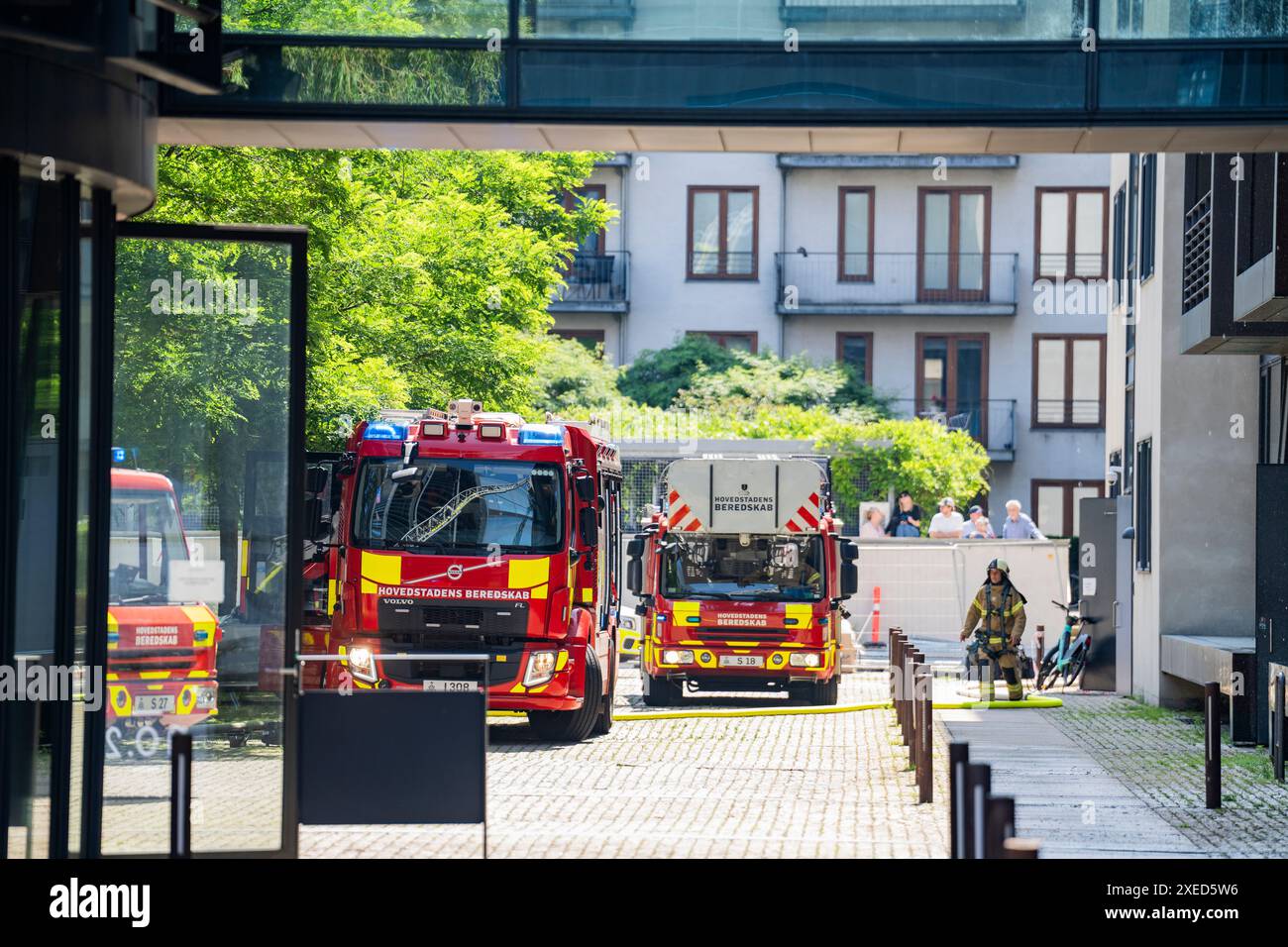 Copenaghen, Danimarca. 27 giugno 2024. Incendio nel tetto del Ministero della tassazione a Copenaghen, giovedì 27 giugno 2024. (Foto: Martin Sylvest/Ritzau Scanpix 2024) credito: Ritzau/Alamy Live News Foto Stock