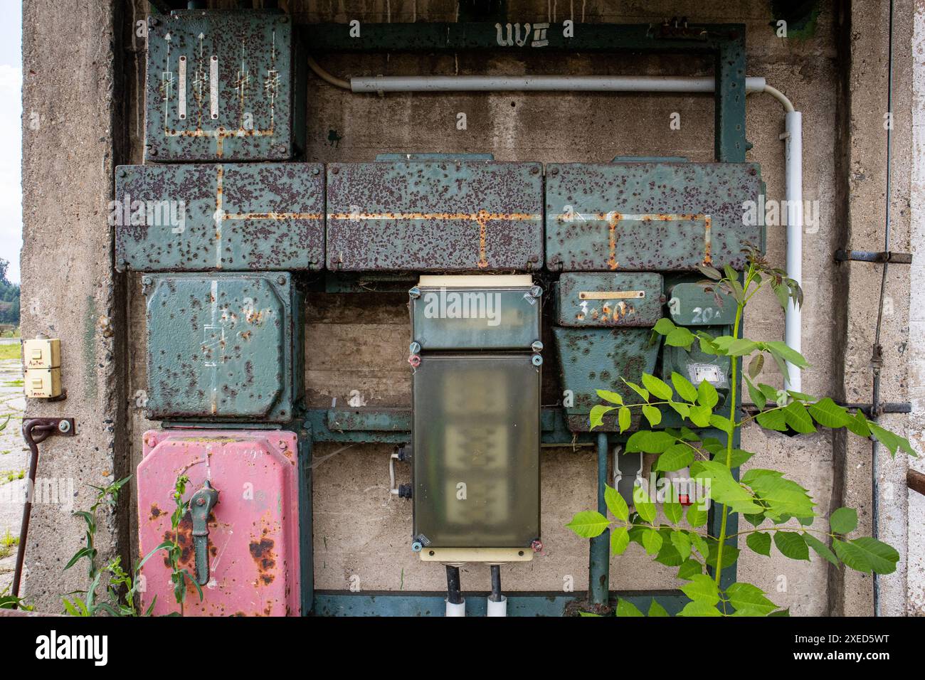 Vecchia distribuzione dell'alimentazione elettrica esterna Foto Stock