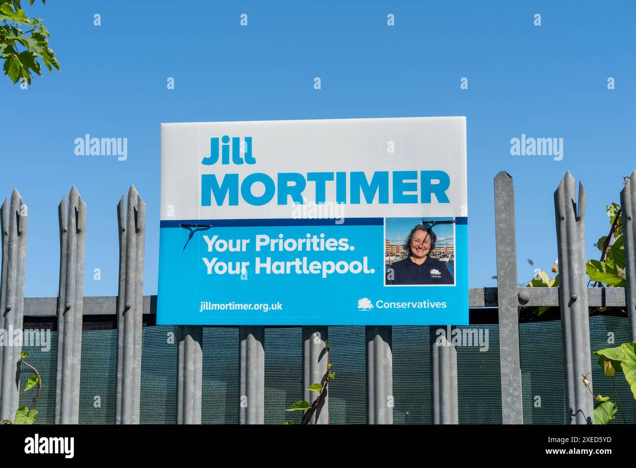 Hartlepool, Cleveland, Regno Unito. Cartellone elettorale per il candidato conservatore per le elezioni generali del Regno Unito Jill Mortimer, su una recinzione metallica. Foto Stock