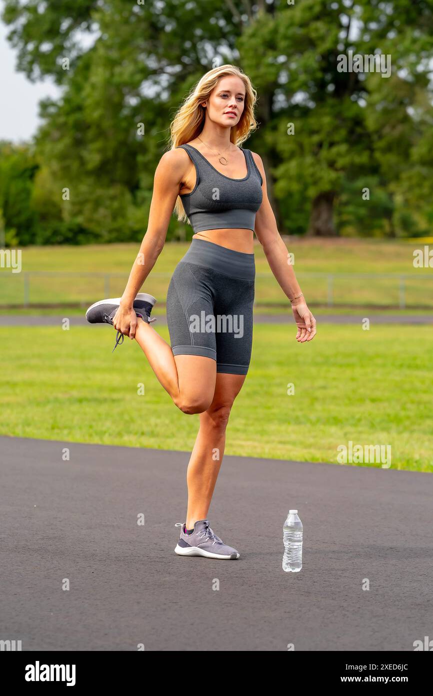 Golden Glow: Un rituale pre-allenamento di fitness Maven Foto Stock Golden Glow: Un rituale pre-allenamento di fitness Maven Foto Stock
