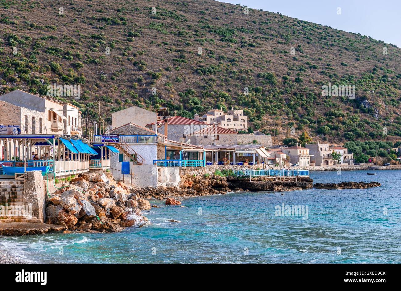 Neo Oitylo, Grecia - giugno 25 2024: Vista sul lungomare del villaggio, con case in pietra, torri tradizionali e taverne sul lungomare. Foto Stock