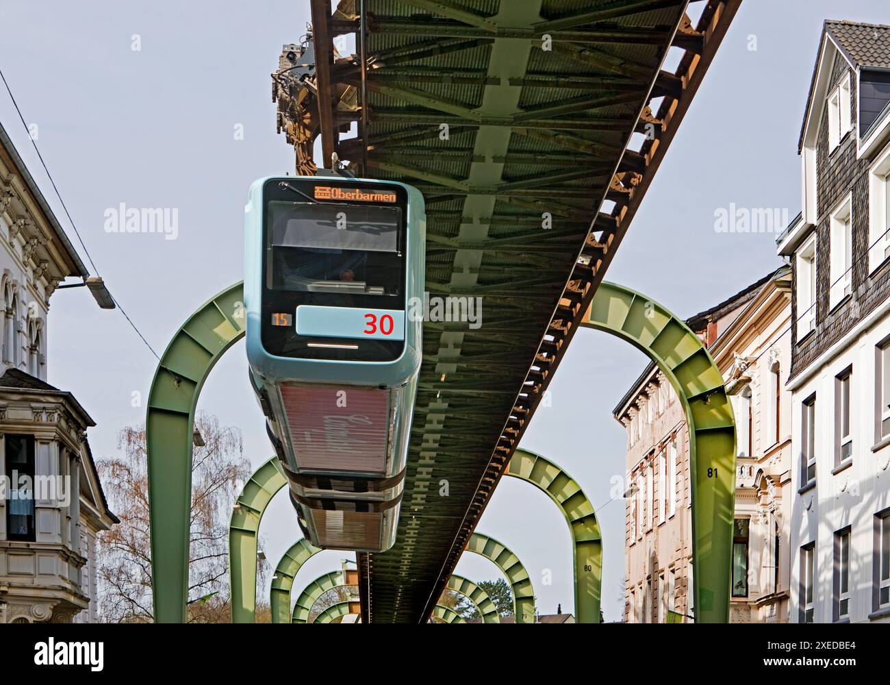 Sezione stradale della ferrovia sospesa nel distretto di Vohwinkel, Wuppertal, Germania, Europa Foto Stock