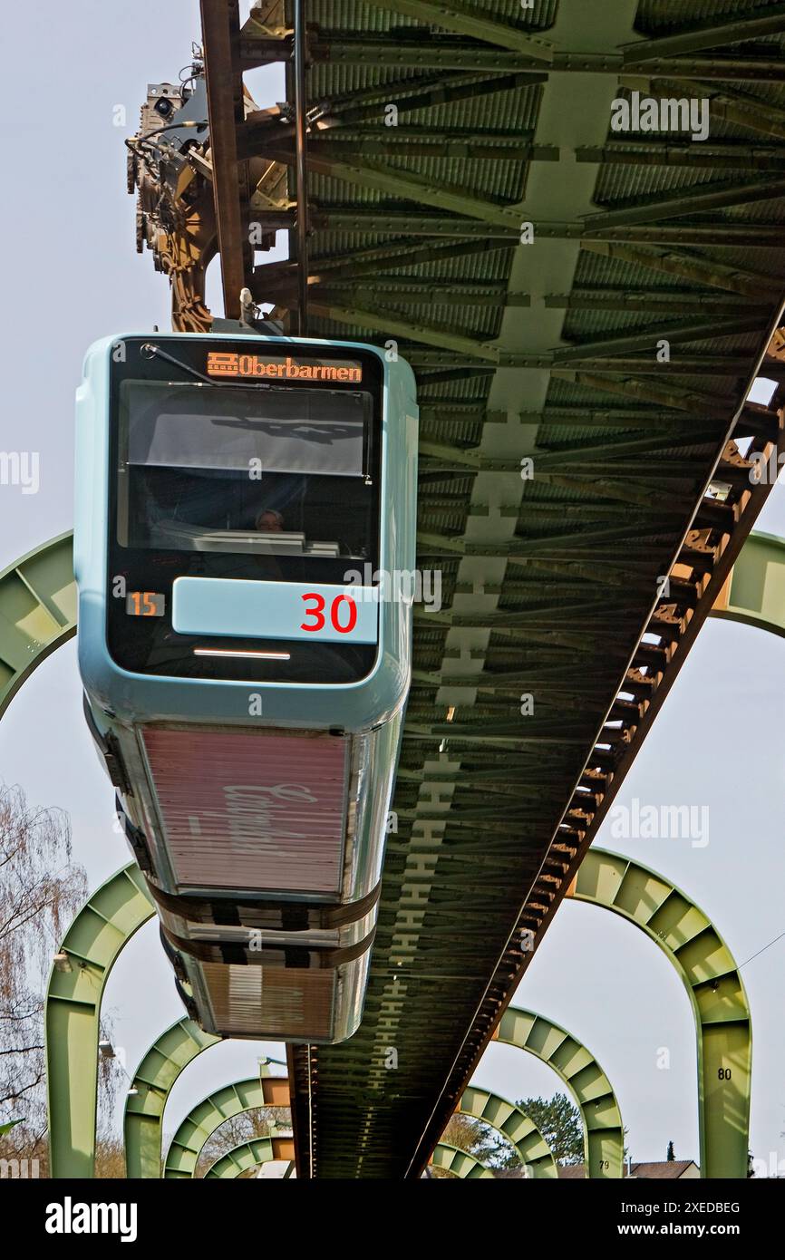 Sezione stradale della ferrovia sospesa nel distretto di Vohwinkel, Wuppertal, Germania, Europa Foto Stock