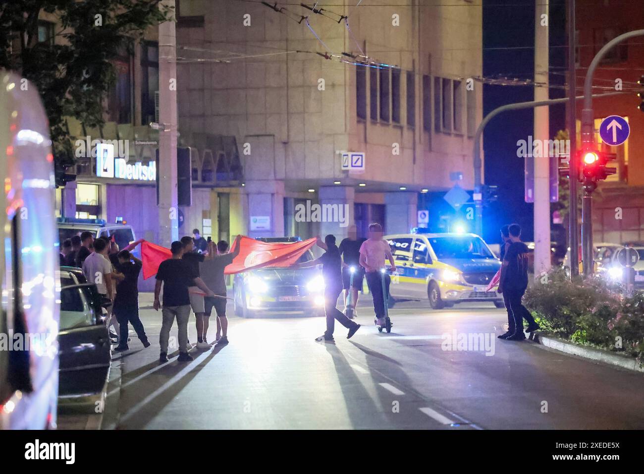 SOLINGEN: Türkische Fußballfans feierten und sorgten für Chaos in der Innenstadt ALS das Fußballspiel Tschechien gegen Türkei am Mittwochabend 26.06.2024 abgepfiffen wurde, fiel der entscheidende Siegtreffer nur wenige momento zuvor. Fans der türkischen Nationalmannschaft hielt das in Solingen jedoch nicht davon ab, ausgiebig den 2:1 Sieg ihrer Mannschaft in der Innenstadt zu feiern. Innerhalb weniger Minuten füllten sich die Straßen mit beflaggten hupenden Autos, Menschen lehnten mit Fahnen aus den Fenstern und Schiebedächern, rasch kam der Verkehr nahezu zum Erliegen. Pyrotechnik wie Bengalo Foto Stock