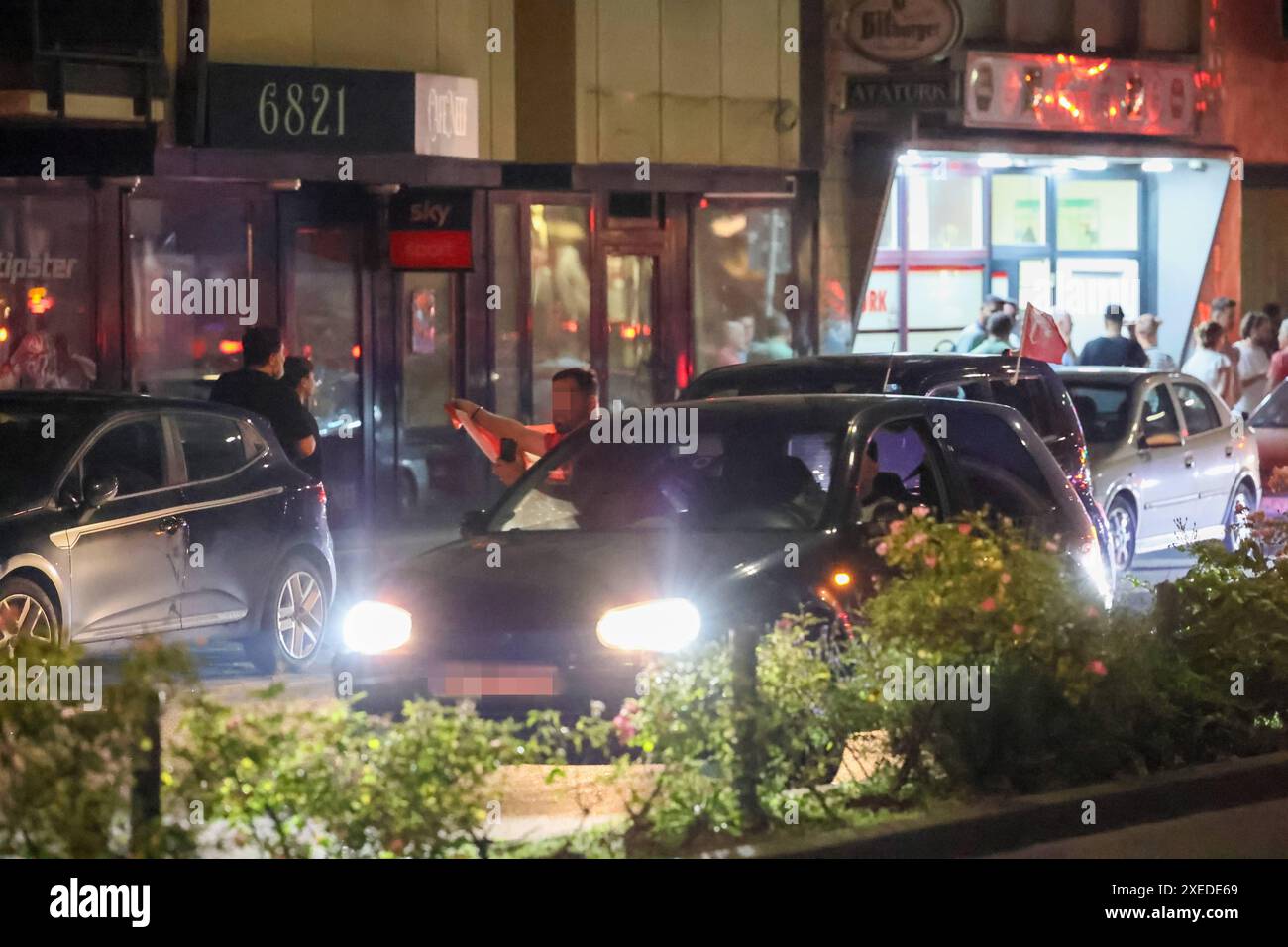 SOLINGEN: Türkische Fußballfans feierten und sorgten für Chaos in der Innenstadt ALS das Fußballspiel Tschechien gegen Türkei am Mittwochabend 26.06.2024 abgepfiffen wurde, fiel der entscheidende Siegtreffer nur wenige momento zuvor. Fans der türkischen Nationalmannschaft hielt das in Solingen jedoch nicht davon ab, ausgiebig den 2:1 Sieg ihrer Mannschaft in der Innenstadt zu feiern. Innerhalb weniger Minuten füllten sich die Straßen mit beflaggten hupenden Autos, Menschen lehnten mit Fahnen aus den Fenstern und Schiebedächern, rasch kam der Verkehr nahezu zum Erliegen. Pyrotechnik wie Bengalo Foto Stock