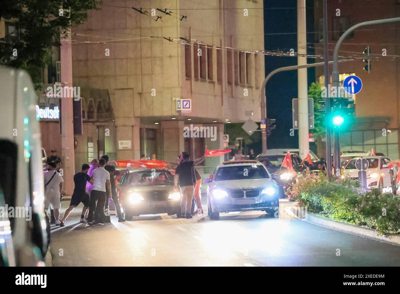 SOLINGEN: Türkische Fußballfans feierten und sorgten für Chaos in der Innenstadt ALS das Fußballspiel Tschechien gegen Türkei am Mittwochabend 26.06.2024 abgepfiffen wurde, fiel der entscheidende Siegtreffer nur wenige momento zuvor. Fans der türkischen Nationalmannschaft hielt das in Solingen jedoch nicht davon ab, ausgiebig den 2:1 Sieg ihrer Mannschaft in der Innenstadt zu feiern. Innerhalb weniger Minuten füllten sich die Straßen mit beflaggten hupenden Autos, Menschen lehnten mit Fahnen aus den Fenstern und Schiebedächern, rasch kam der Verkehr nahezu zum Erliegen. Pyrotechnik wie Bengalo Foto Stock