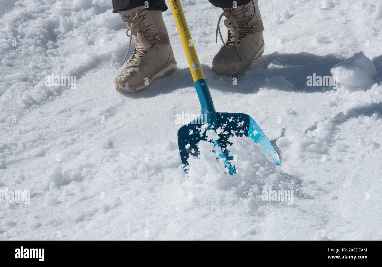 Rimozione della neve con una pala da neve in inverno Foto Stock