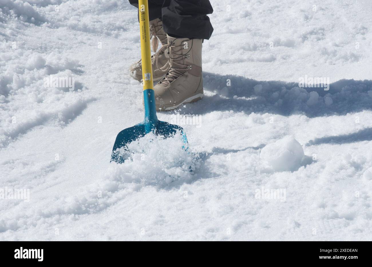 Rimozione della neve con una pala da neve in inverno Foto Stock