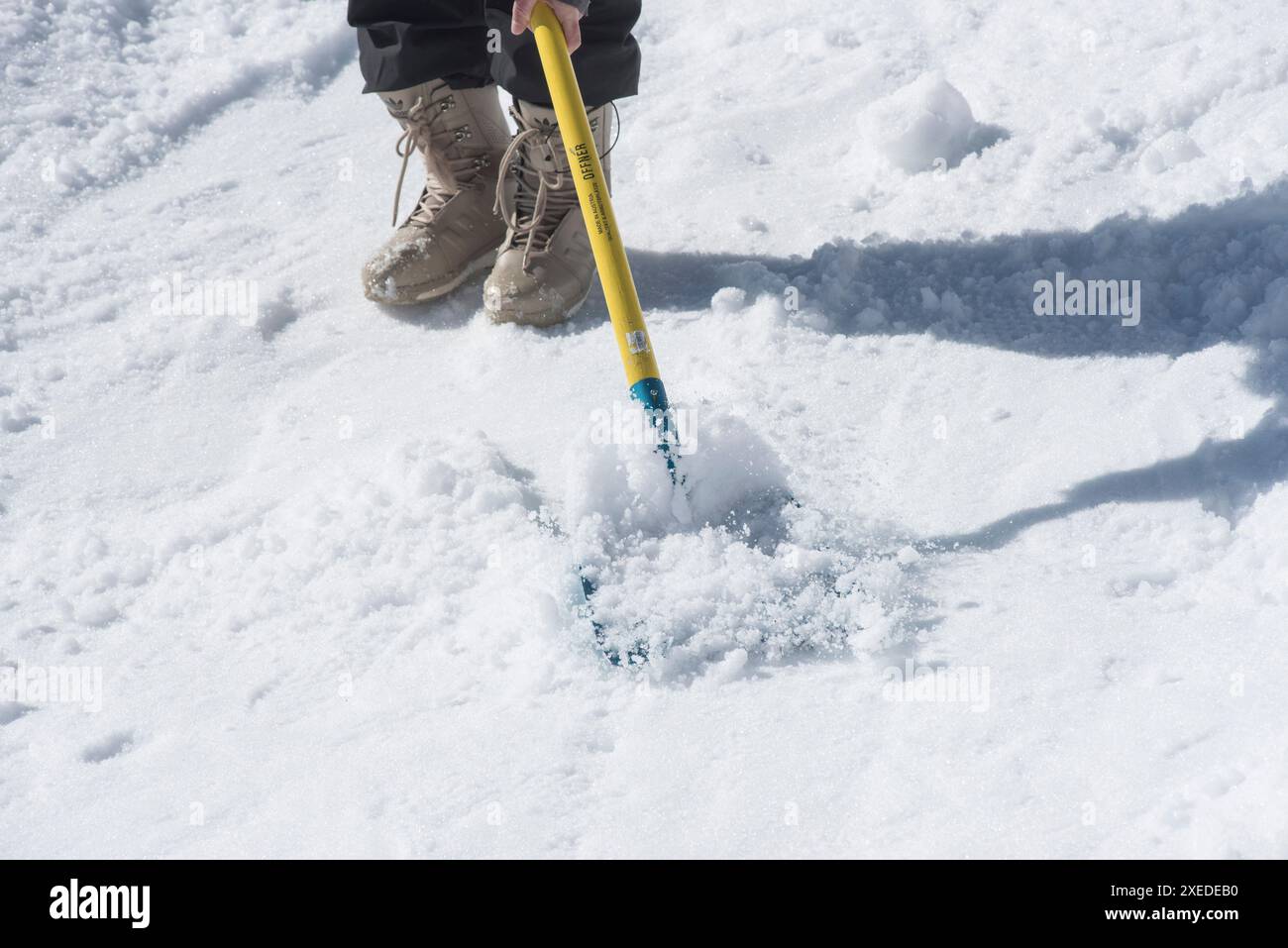 Rimozione della neve con una pala da neve in inverno Foto Stock