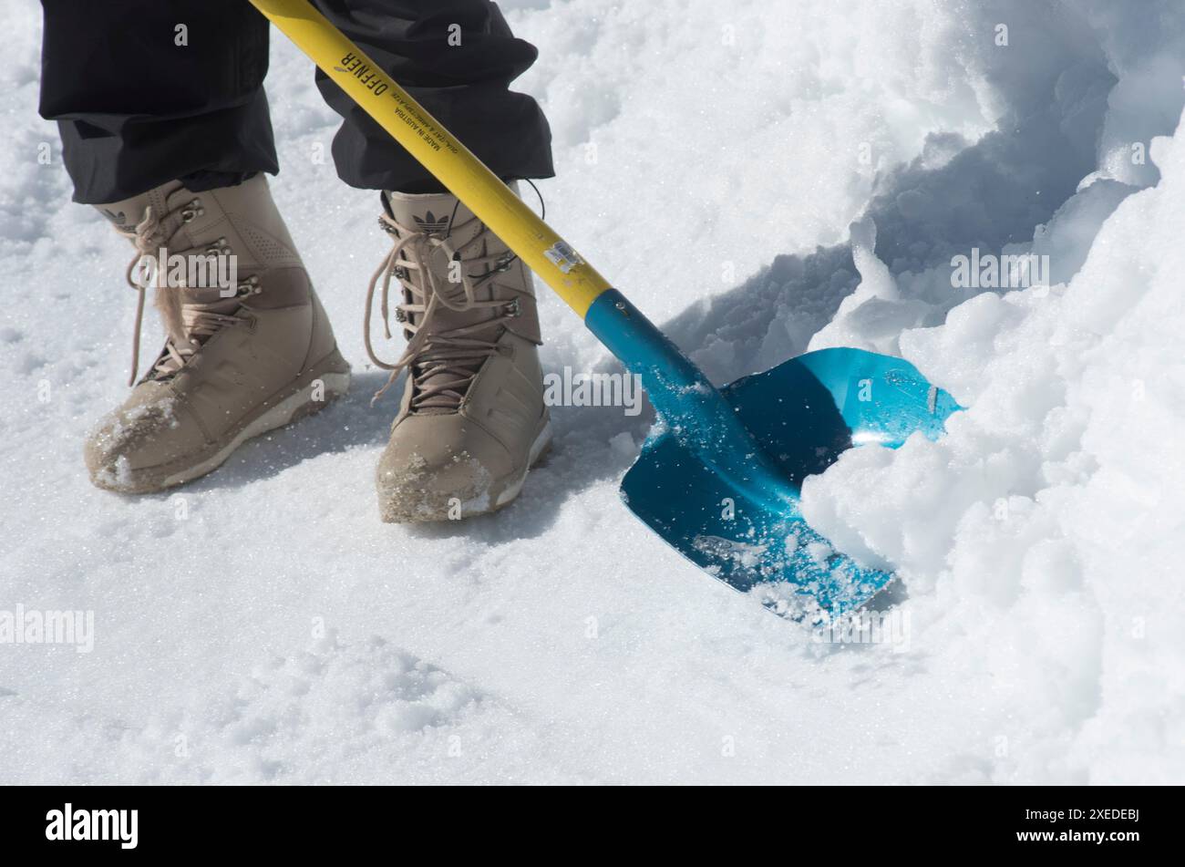 Rimozione della neve con una pala da neve in inverno Foto Stock