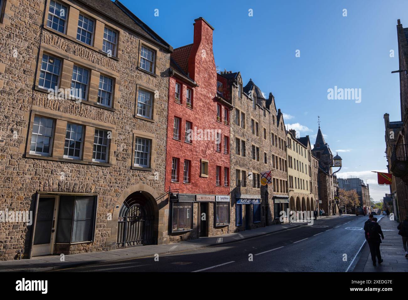 Canongate Street, Royal Mile, città di Edimburgo, Scozia, Regno Unito. Facciata rossa dell'edificio del Gordon Nicolson Kiltmakers. Foto Stock