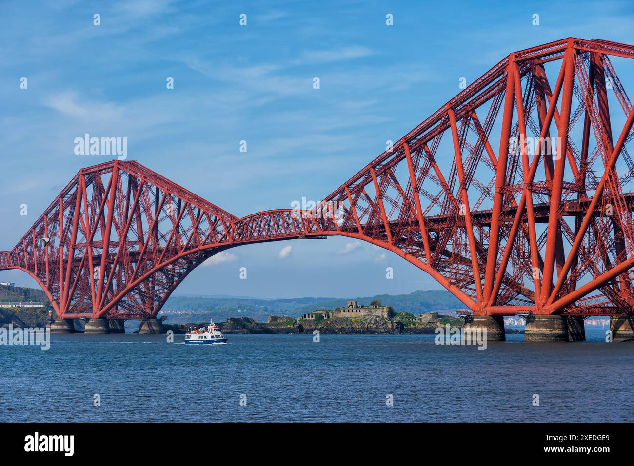 Il Forth Bridge attraversa l'estuario del fiume Firth of Forth in Scozia, Regno Unito. Ponte ferroviario a sbalzo dal 1890 e tour in barca sotto. Foto Stock