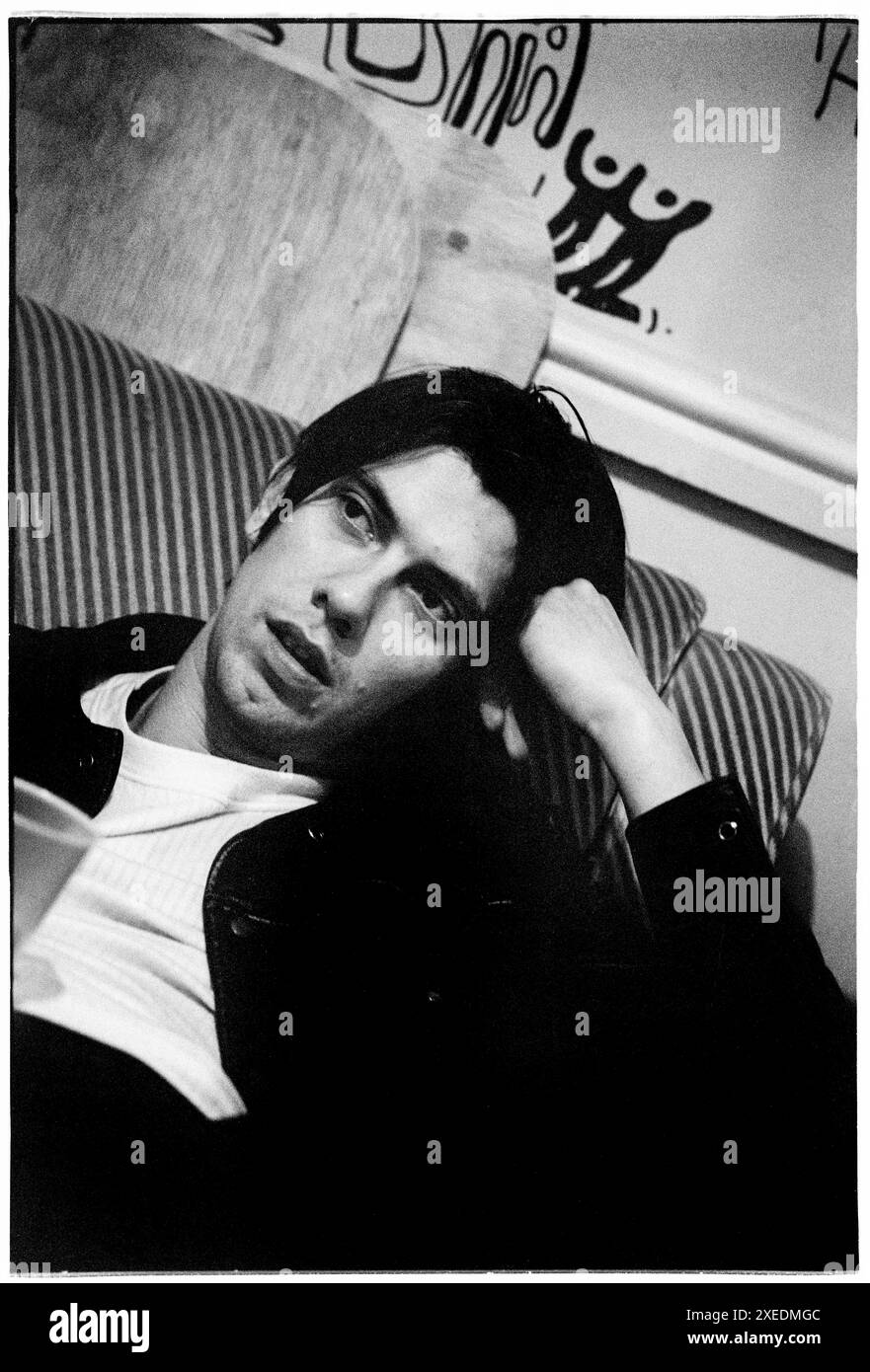 CHRIS ACLAND, LUSH, BATH HUB CLUB, 1994: Chris Acland (1966-1996) batterista della band britannica Lush Backstage in the Dressing Room al Bath Hub Club di Bath, Inghilterra, Regno Unito l'8 giugno 1994. La band era in tour per supportare la doppia uscita dei due singoli "hypocrite" e "Desire Lines" e del loro terzo album in studio "Split". Tragicamente Chris si tolse la vita nell'autunno del 1996 e la band in seguito annunciò il loro scioglimento dopo un periodo di lutto. Fotografia: ROB WATKINS Foto Stock