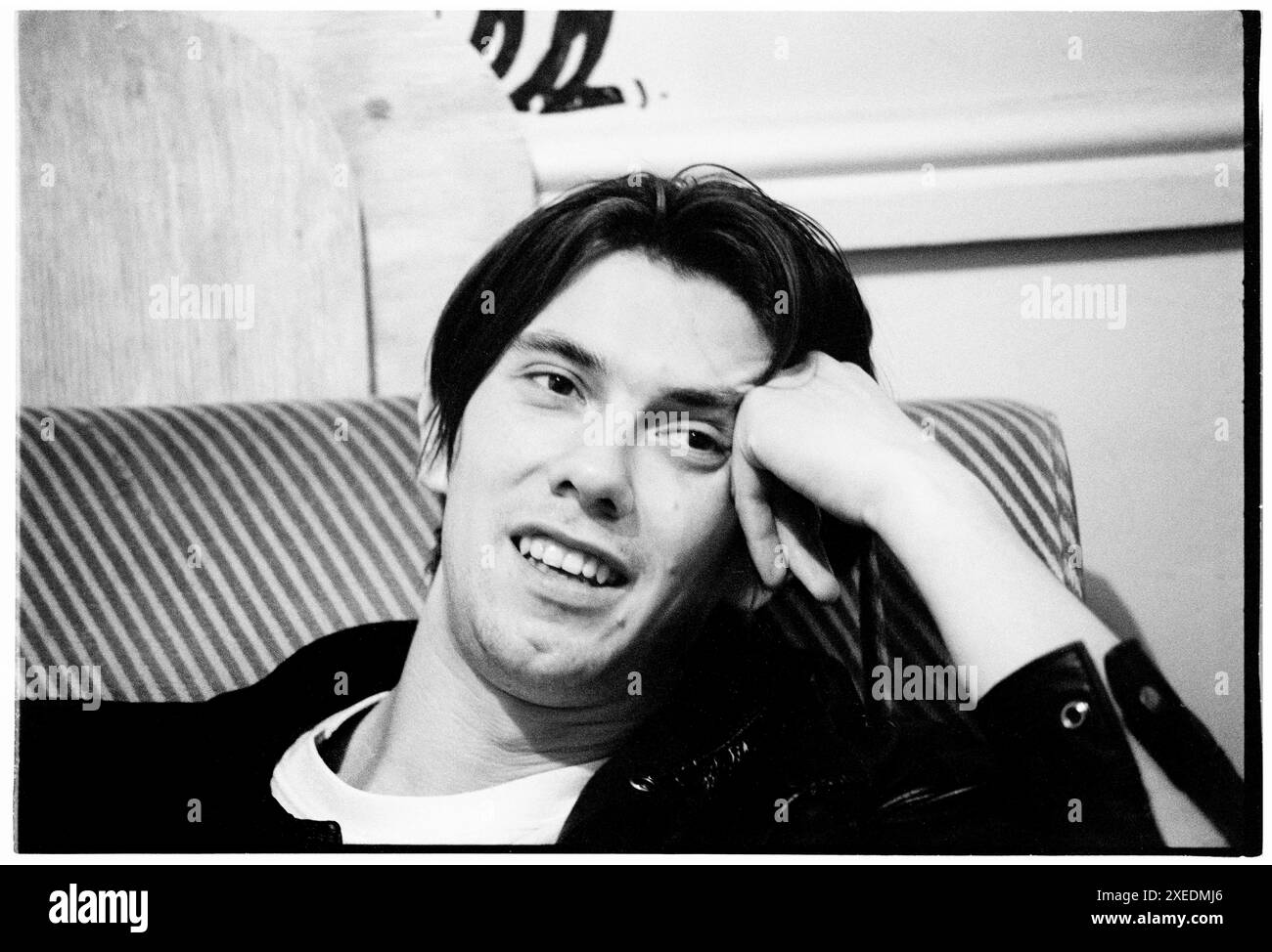 CHRIS ACLAND, LUSH, BATH HUB CLUB, 1994: Chris Acland (1966-1996) batterista della band britannica Lush Backstage in the Dressing Room al Bath Hub Club di Bath, Inghilterra, Regno Unito l'8 giugno 1994. La band era in tour per supportare la doppia uscita dei due singoli "hypocrite" e "Desire Lines" e del loro terzo album in studio "Split". Tragicamente Chris si tolse la vita nell'autunno del 1996 e la band in seguito annunciò il loro scioglimento dopo un periodo di lutto. Fotografia: ROB WATKINS Foto Stock