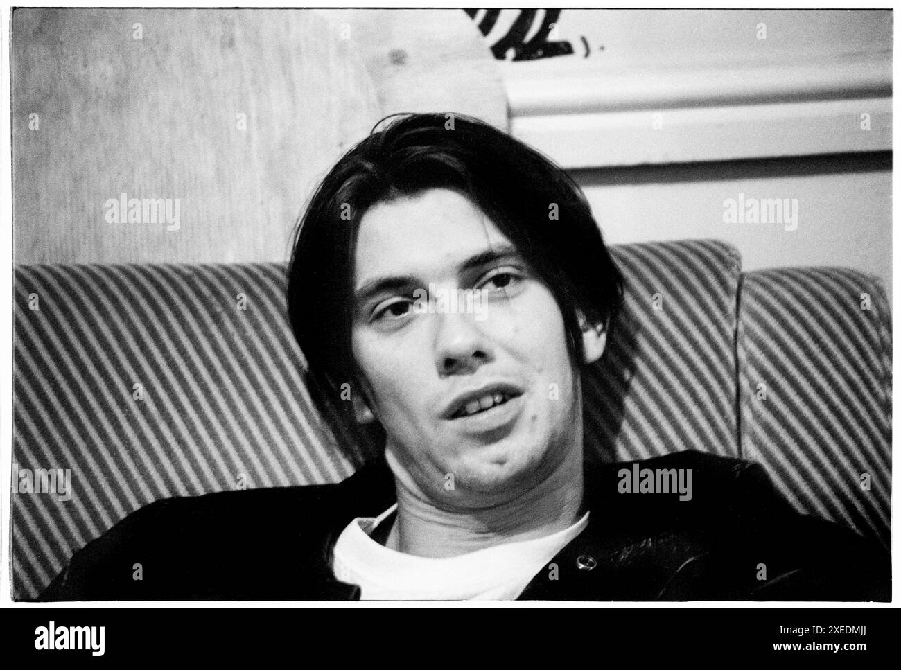 CHRIS ACLAND, LUSH, BATH HUB CLUB, 1994: Chris Acland (1966-1996) batterista della band britannica Lush Backstage in the Dressing Room al Bath Hub Club di Bath, Inghilterra, Regno Unito l'8 giugno 1994. La band era in tour per supportare la doppia uscita dei due singoli "hypocrite" e "Desire Lines" e del loro terzo album in studio "Split". Tragicamente Chris si tolse la vita nell'autunno del 1996 e la band in seguito annunciò il loro scioglimento dopo un periodo di lutto. Fotografia: ROB WATKINS Foto Stock