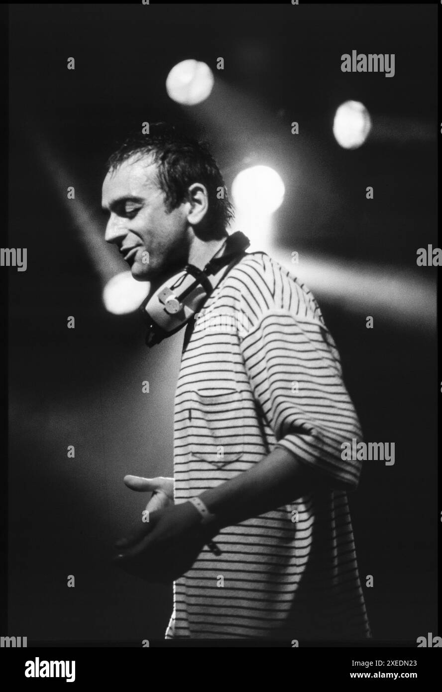 UNDERWORLD, ESSENTIAL FESTIVAL, BRIGHTON, 1996: Il cantante Karl Hyde della band techno Underworld al culmine della mania di Trainspotting nella Dance Tent all'Essential Festival 1996 allo Stanmer Park di Brighton, Inghilterra, il 25 maggio 1996. Foto: Rob Watkins Foto Stock