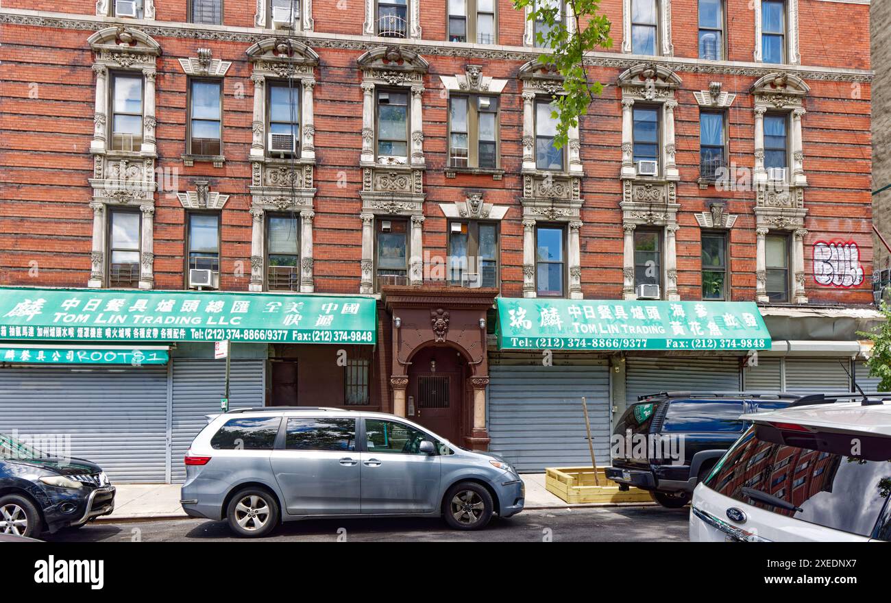 NYC Chinatown: 105 Henry Street/19 Pike Street è un edificio di appartamenti a sei piani in mattoni rossi con negozi, riccamente decorato in terracotta bianca. Foto Stock