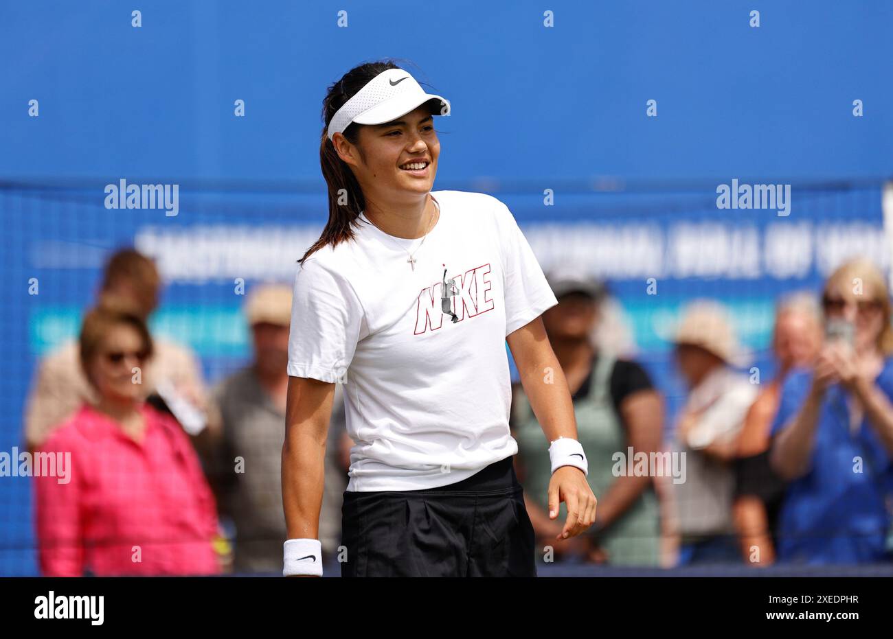 27 giugno 2024; Devonshire Park, Eastbourne, East Sussex, Inghilterra: Rothesay International Eastbourne, giorno 4, Emma Raducanu (GBR) pratica davanti al suo match di quarti di finale femminile con Daria Kasatkina (rus) Foto Stock 27 giugno 2024; Devonshire Park, Eastbourne, East Sussex, Inghilterra: Rothesay International Eastbourne, giorno 4, Emma Raducanu (GBR) pratica davanti al suo match di quarti di finale femminile con Daria Kasatkina (rus) Foto Stock