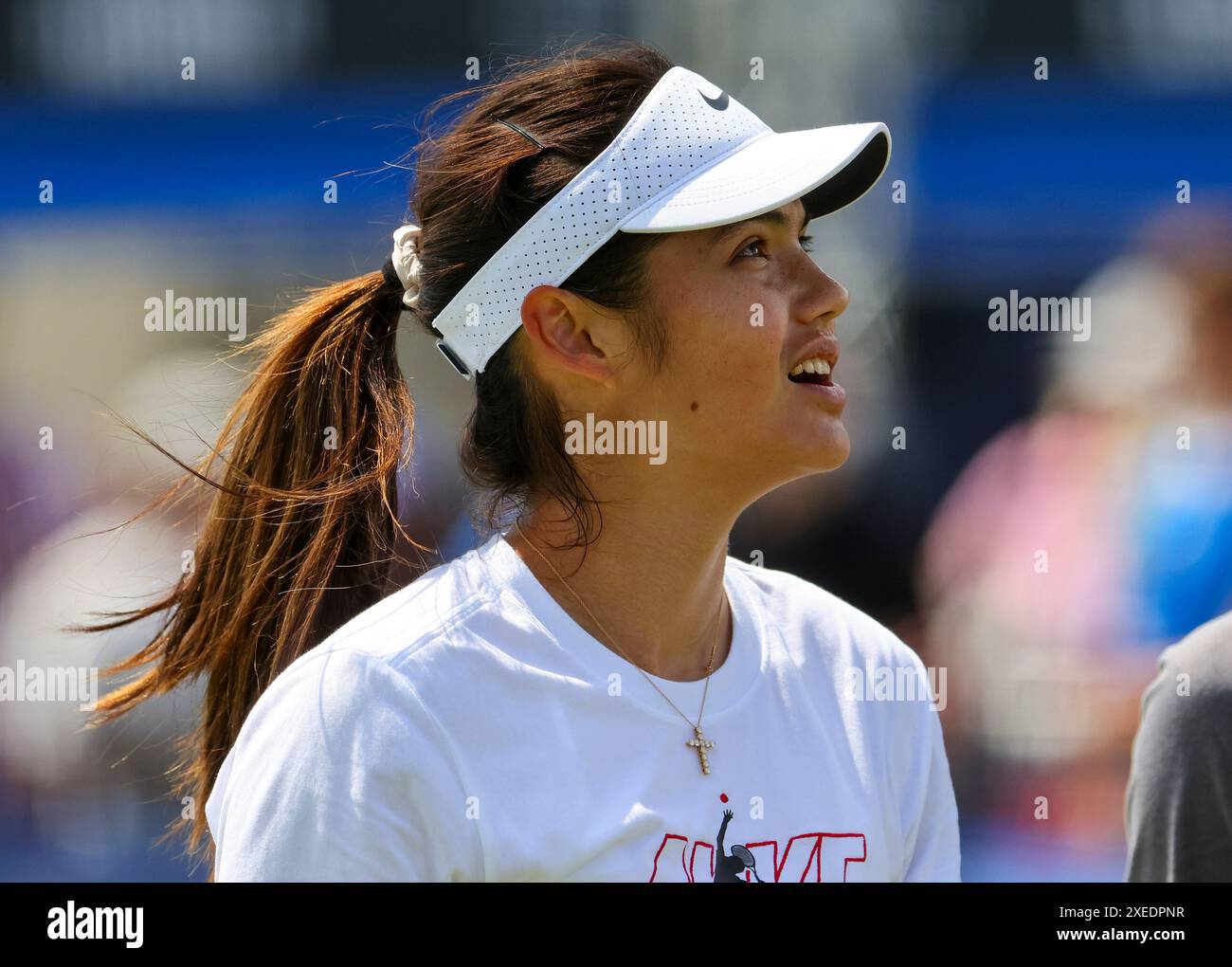 27 giugno 2024; Devonshire Park, Eastbourne, East Sussex, Inghilterra: Rothesay International Eastbourne, giorno 4, Emma Raducanu (GBR) pratica davanti ai quarti di finale di singolare femminile con Daria Kasatkina (rus) Foto Stock 27 giugno 2024; Devonshire Park, Eastbourne, East Sussex, Inghilterra: Rothesay International Eastbourne, giorno 4, Emma Raducanu (GBR) pratica davanti ai quarti di finale di singolare femminile con Daria Kasatkina (rus) Foto Stock