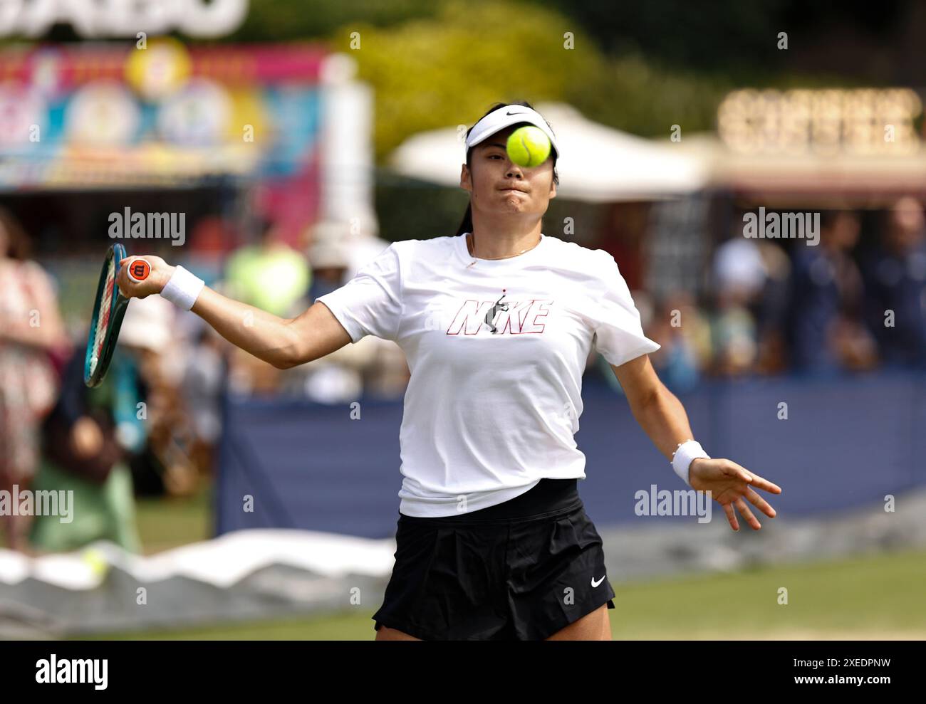 27 giugno 2024; Devonshire Park, Eastbourne, East Sussex, Inghilterra: Rothesay International Eastbourne, giorno 4, Emma Raducanu (GBR) pratica davanti al suo match di quarti di finale femminile con Daria Kasatkina (rus) Foto Stock 27 giugno 2024; Devonshire Park, Eastbourne, East Sussex, Inghilterra: Rothesay International Eastbourne, giorno 4, Emma Raducanu (GBR) pratica davanti al suo match di quarti di finale femminile con Daria Kasatkina (rus) Foto Stock