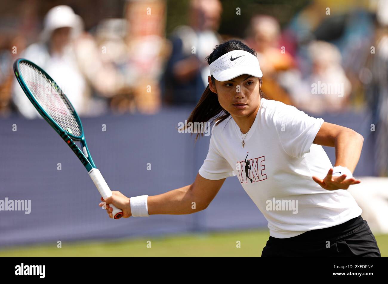 27 giugno 2024; Devonshire Park, Eastbourne, East Sussex, Inghilterra: Rothesay International Eastbourne, giorno 4, Emma Raducanu (GBR) pratica davanti al suo match di quarti di finale femminile con Daria Kasatkina (rus) Foto Stock 27 giugno 2024; Devonshire Park, Eastbourne, East Sussex, Inghilterra: Rothesay International Eastbourne, giorno 4, Emma Raducanu (GBR) pratica davanti al suo match di quarti di finale femminile con Daria Kasatkina (rus) Foto Stock