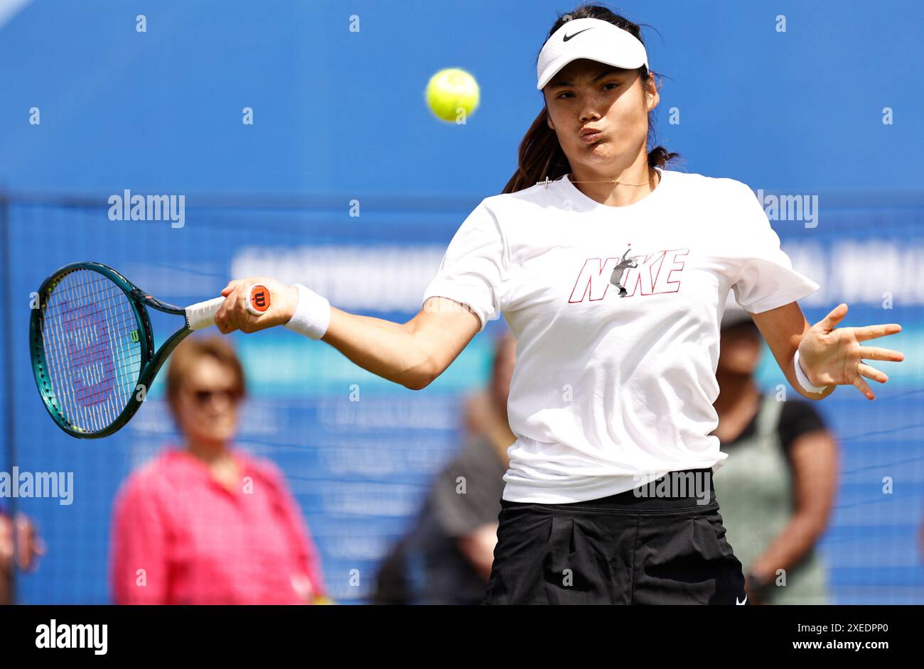 27 giugno 2024; Devonshire Park, Eastbourne, East Sussex, Inghilterra: Rothesay International Eastbourne, giorno 4, Emma Raducanu (GBR) pratica davanti al suo match di quarti di finale femminile con Daria Kasatkina (rus) Foto Stock 27 giugno 2024; Devonshire Park, Eastbourne, East Sussex, Inghilterra: Rothesay International Eastbourne, giorno 4, Emma Raducanu (GBR) pratica davanti al suo match di quarti di finale femminile con Daria Kasatkina (rus) Foto Stock