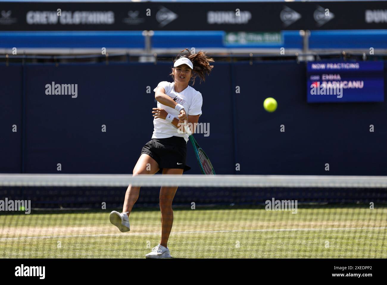 27 giugno 2024; Devonshire Park, Eastbourne, East Sussex, Inghilterra: Rothesay International Eastbourne, giorno 4, Emma Raducanu (GBR) pratica davanti al suo match di quarti di finale femminile con Daria Kasatkina (rus) Foto Stock 27 giugno 2024; Devonshire Park, Eastbourne, East Sussex, Inghilterra: Rothesay International Eastbourne, giorno 4, Emma Raducanu (GBR) pratica davanti al suo match di quarti di finale femminile con Daria Kasatkina (rus) Foto Stock