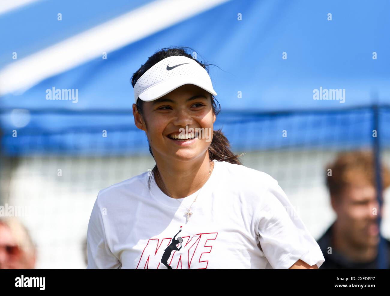 27 giugno 2024; Devonshire Park, Eastbourne, East Sussex, Inghilterra: Rothesay International Eastbourne, giorno 4, Emma Raducanu (GBR) pratica davanti al suo match di quarti di finale femminile con Daria Kasatkina (rus) Foto Stock 27 giugno 2024; Devonshire Park, Eastbourne, East Sussex, Inghilterra: Rothesay International Eastbourne, giorno 4, Emma Raducanu (GBR) pratica davanti al suo match di quarti di finale femminile con Daria Kasatkina (rus) Foto Stock