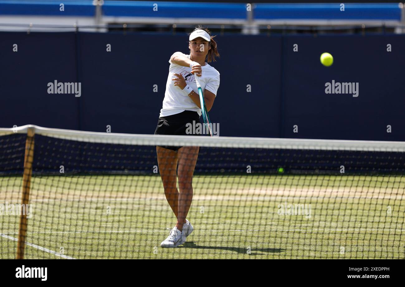 27 giugno 2024; Devonshire Park, Eastbourne, East Sussex, Inghilterra: Rothesay International Eastbourne, giorno 4, Emma Raducanu (GBR) pratica davanti al suo match di quarti di finale femminile con Daria Kasatkina (rus) Foto Stock 27 giugno 2024; Devonshire Park, Eastbourne, East Sussex, Inghilterra: Rothesay International Eastbourne, giorno 4, Emma Raducanu (GBR) pratica davanti al suo match di quarti di finale femminile con Daria Kasatkina (rus) Foto Stock