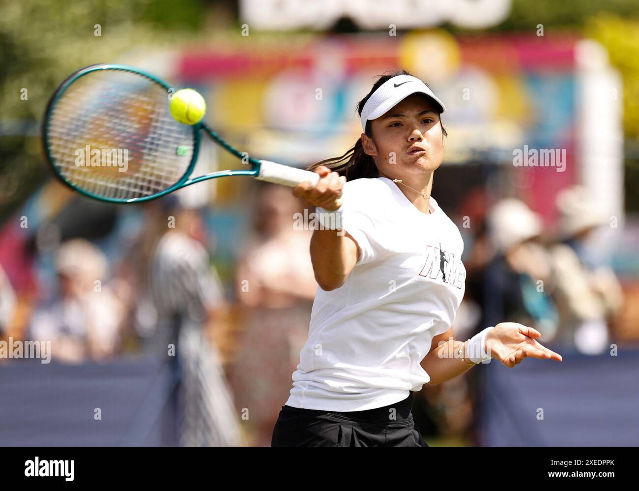 27 giugno 2024; Devonshire Park, Eastbourne, East Sussex, Inghilterra: Rothesay International Eastbourne, giorno 4, Emma Raducanu (GBR) pratica davanti al suo match di quarti di finale femminile con Daria Kasatkina (rus) Foto Stock 27 giugno 2024; Devonshire Park, Eastbourne, East Sussex, Inghilterra: Rothesay International Eastbourne, giorno 4, Emma Raducanu (GBR) pratica davanti al suo match di quarti di finale femminile con Daria Kasatkina (rus) Foto Stock